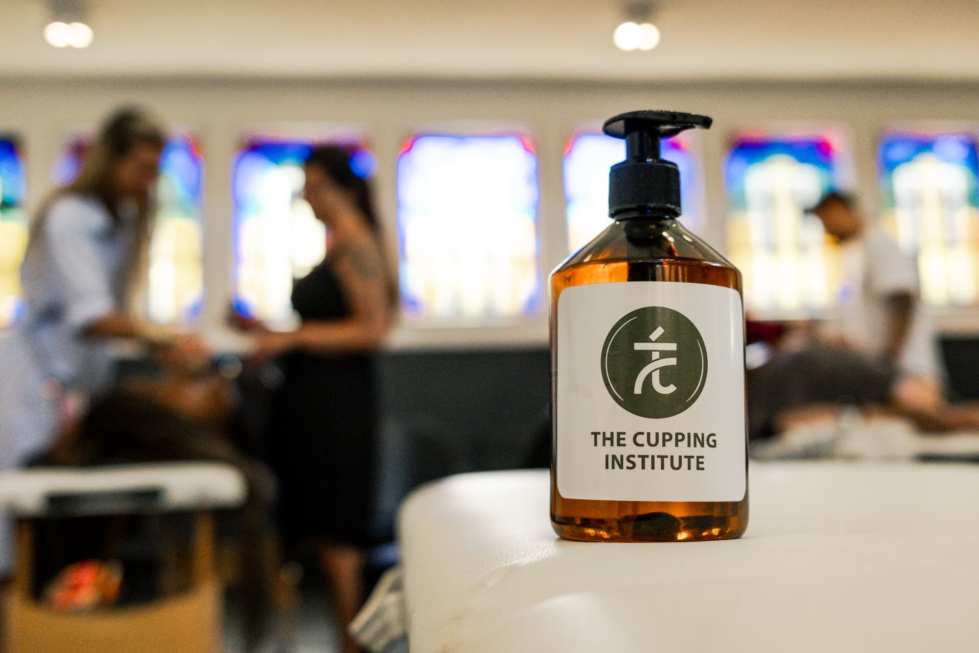Massageolie van The Cupping Institute in de lesruimte.