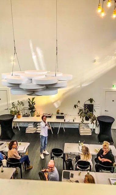 Deelnemers oefenen tijdens de opleiding
