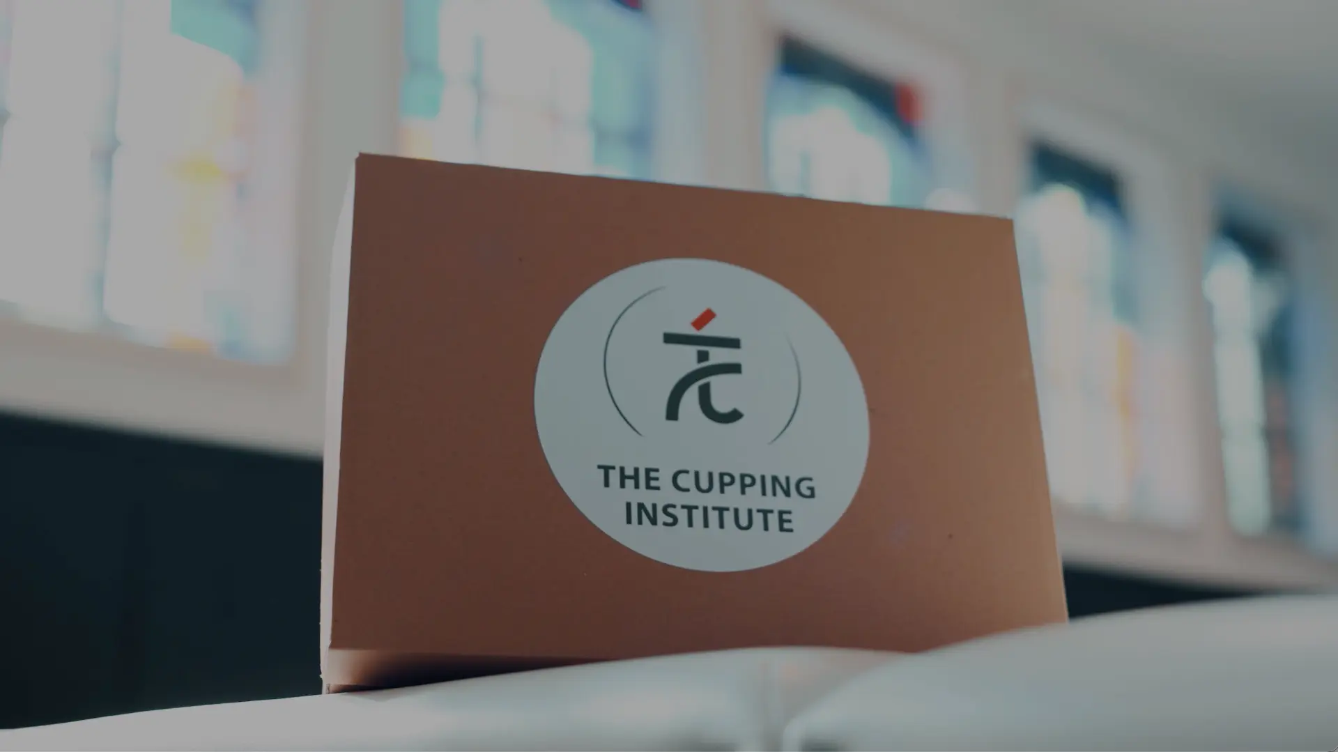 Certificaat van The Cupping Institute in de lesruimte in Hilversum.
