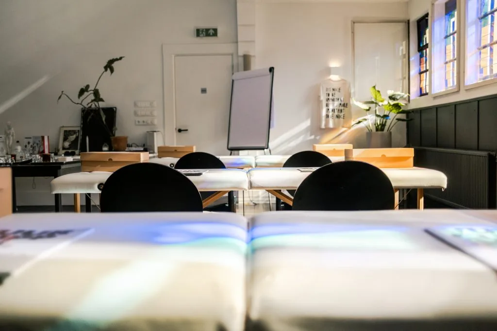 Hands-on werk aan de behandeltafel tijdens de specialisatie.